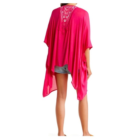 Vince Camuto Sweaters - Vince Camuto embroidered kimono / shawl